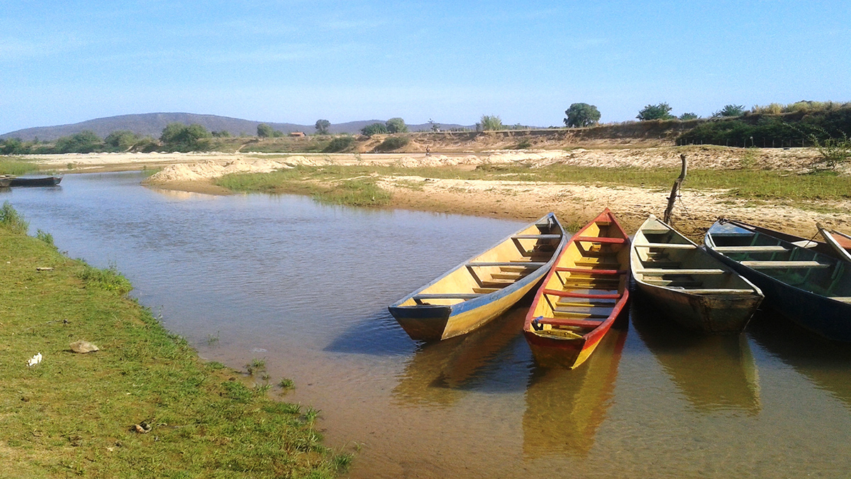 Barcas pequeñas en un río pequeño y seco