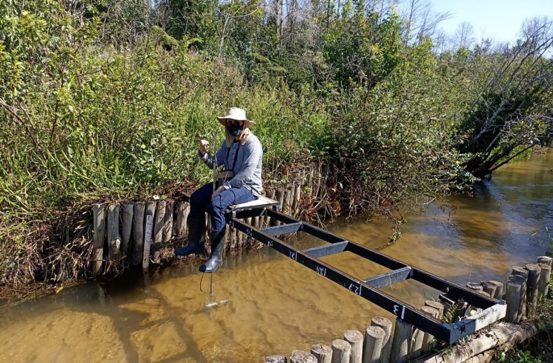 Un investigador mide el caudal de un río